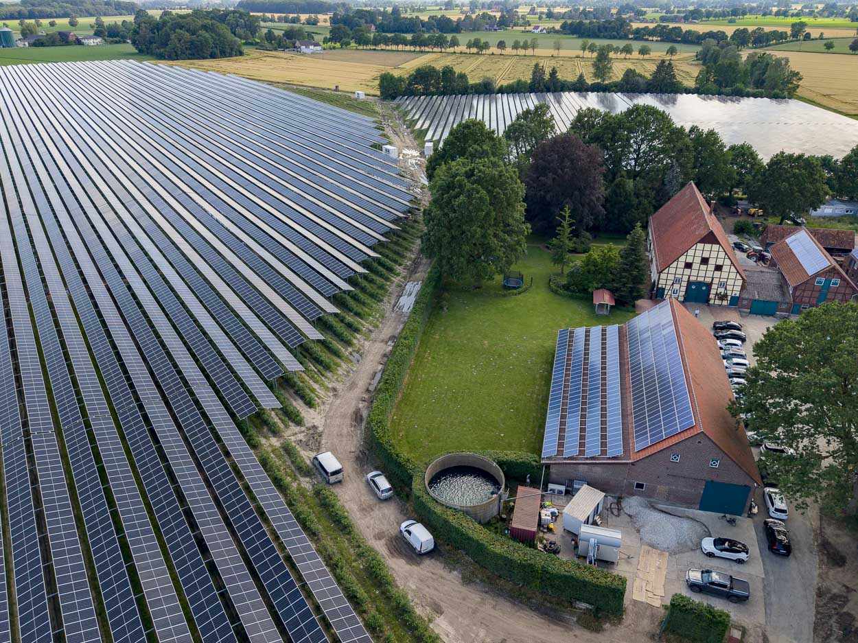 Arbeitskreis Heimische Wirtschaft zu Gast auf dem Hof Hoberg: KI, Agri-PV und Heidelbeeren im Fokus